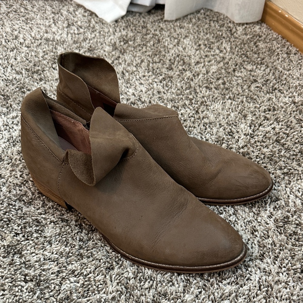 Seychelles Tan Chukka Boots